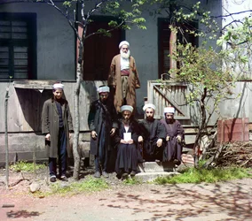 Sechs Männer vor einem Haus, Kaukasus und Schwarzmeergebiet, Russisches Reich, zwischen 1905 und 1915